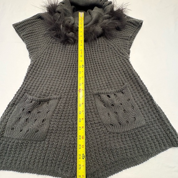 Elegant Black Knit Poncho with Faux Fur Collar by Casa Donna - Picture 5 of 8